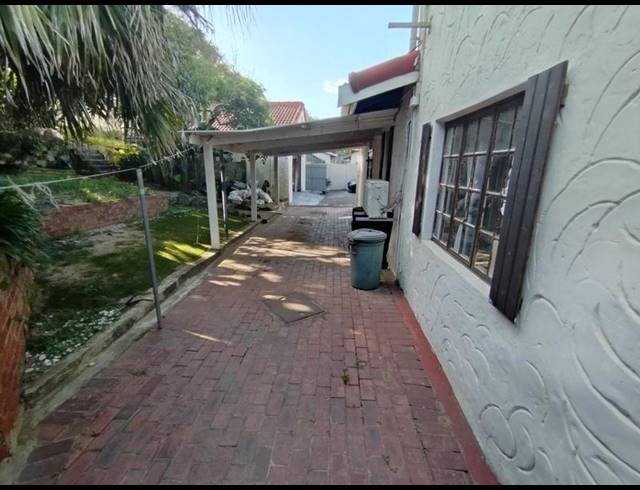 5 BEDROOM HOUSE FOR SALE IN LA LUCIA